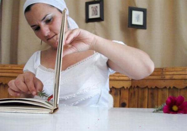 ���򣺾�ͷ�µ����Ů���˼������ͼ��